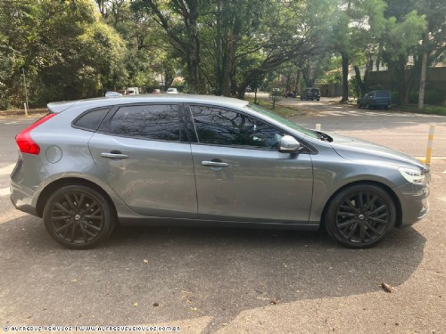 Volvo V40 2.0 T4 MOMENTUM  2018/2019